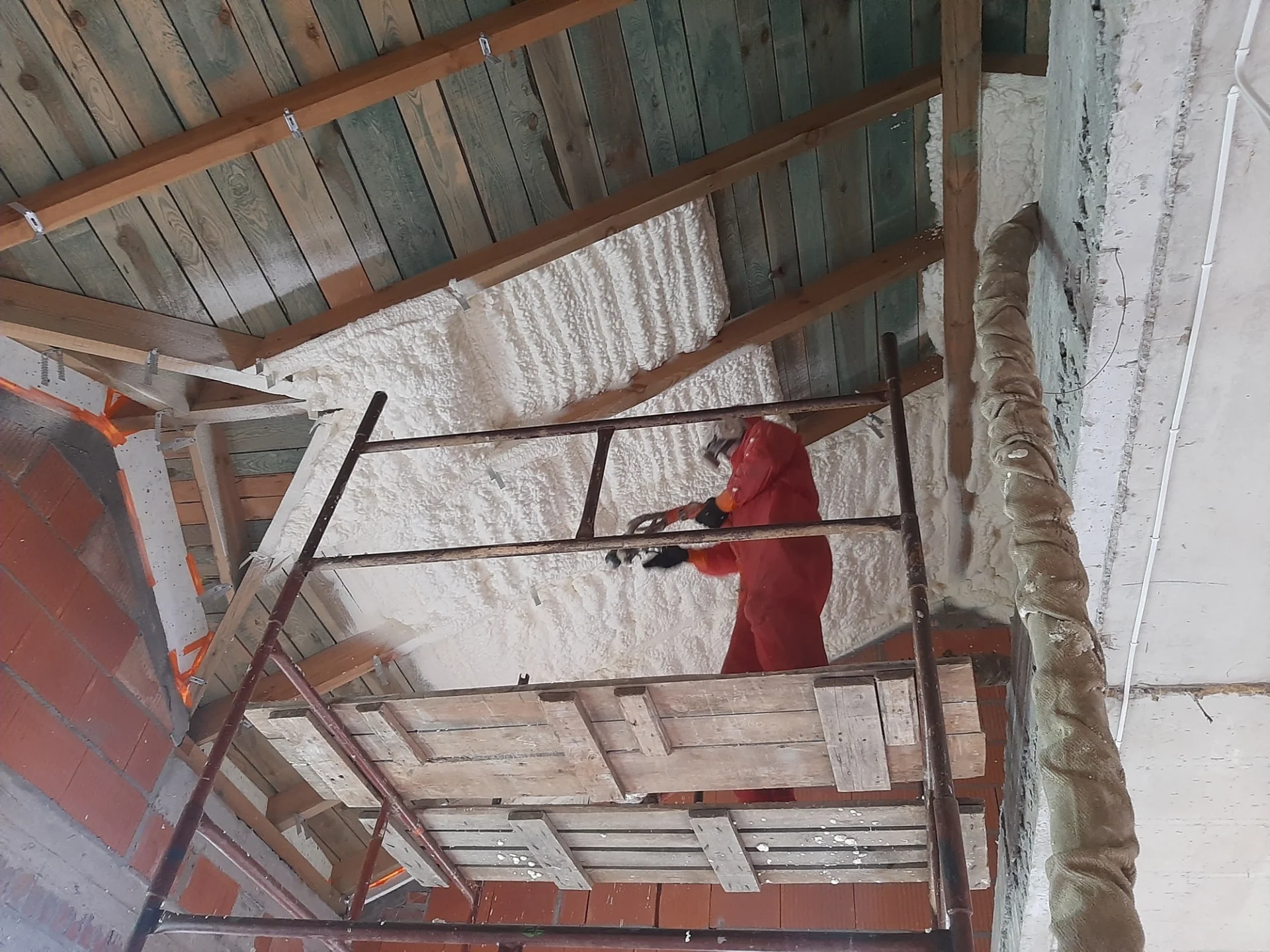 Pianka PUR czy Wełna? Wielki Test Izolacji 2026