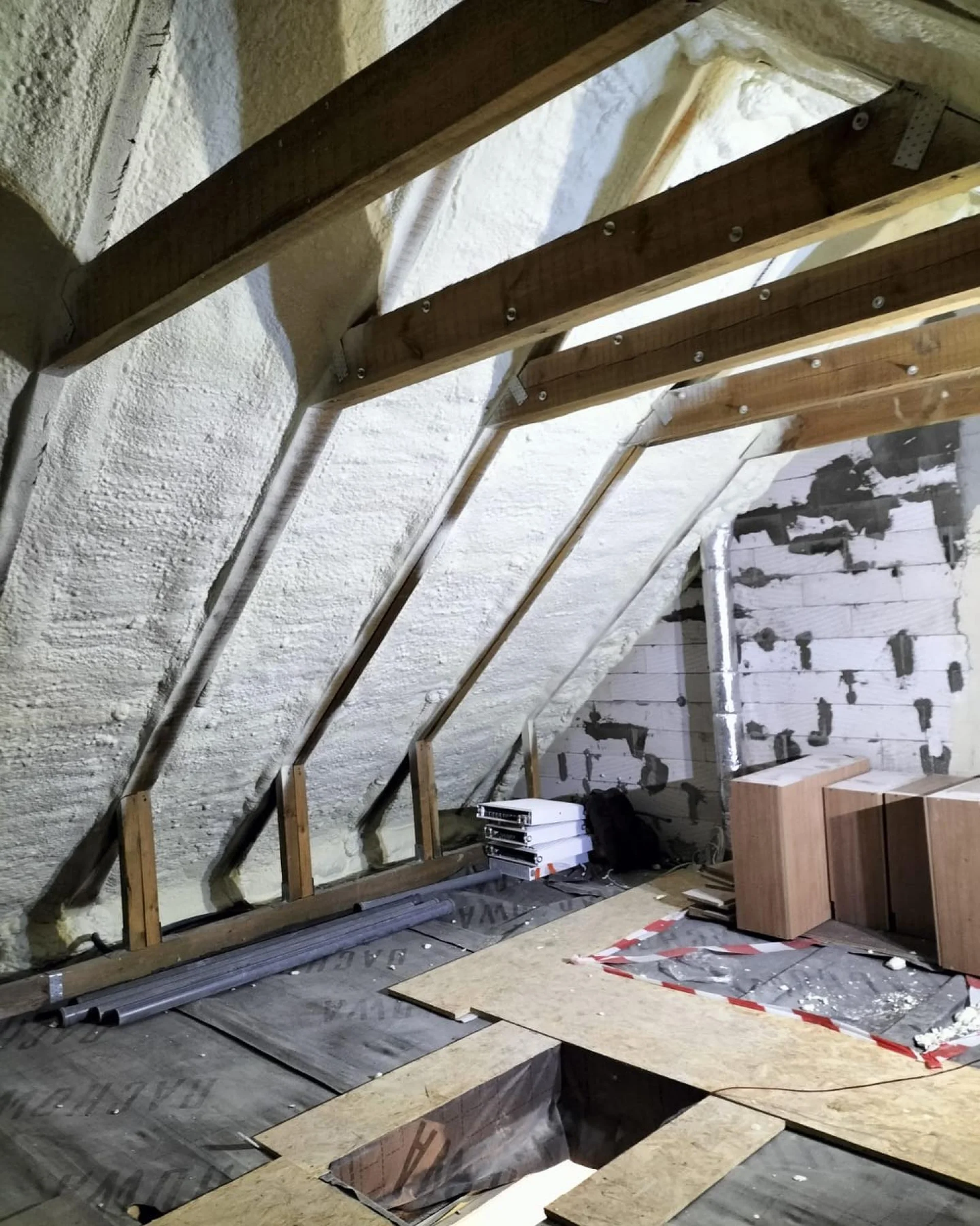 Czy pianka PUR przyklei się do folii dachowej? Fakty i Mity