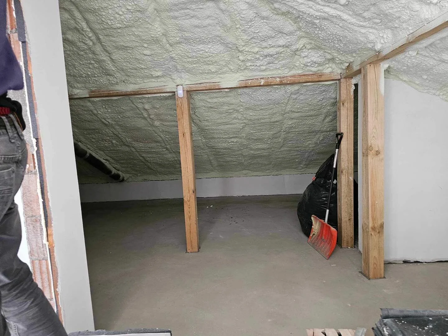 Jak gruba powinna być pianka na poddaszu? Normy vs Rzeczywistość